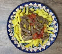Жареный картофель с мясом и красным перцем
