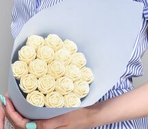 Съедобный букет из 19 шоколадных роз B19-G-B