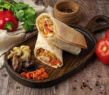 Фирменная шаурма с запечёнными овощами на углях