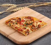 Кусок пиццы с курицей
