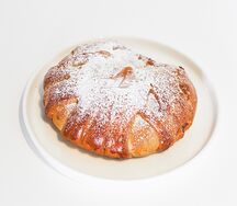Булочка с клубникой