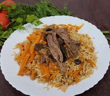 Плов с говядиной и салатом