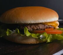 Бургер Воин дракона из сочной говядины с жареным луком