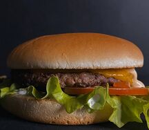 Бургер Тайсон с котлетой из сочной говядины и жареным беконом