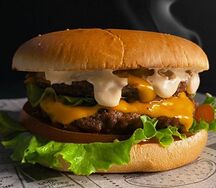 Макси-бургер с двумя котлетами из сочной говядины 