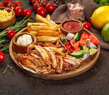 Шаурма куриная на тарелке