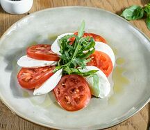 Моцарелла с томатами и соусом песто