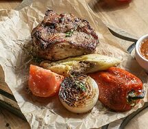 Стейк BBQ из cвинoй шей с овощами гриль