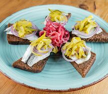 Килька с бородинским хлебом и маринованным луком