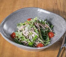Салат из рукколы с говяжьим языком