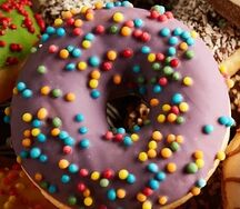 Донат с черничной начинкой
