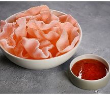 Креветочные чипсы с соусом сладкий чили