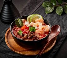 Том Ям с курицей и креветками (рис)
