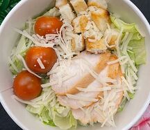 Салат Цезарь с курицей