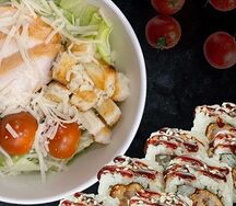 Вкусная парочка - Цезарь с курицей и ролл с креветкой темпура