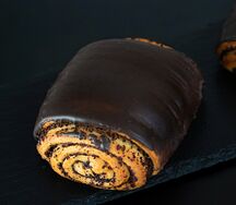 Булочка маковая в шоколадной глазури