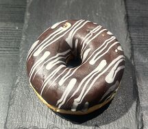 Донат с шоколадной начинкой