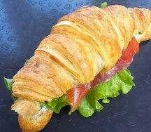 Круассан с красной рыбой и сливочным сыром