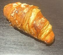 Круассан с заварным кремом