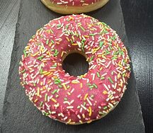 Донат с клубничной начинкой