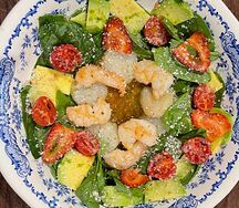 Зелёный салат с морепродуктами и соусом кавьер