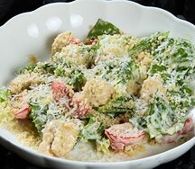 Салат с мясом цыплёнка и соусом цезарь