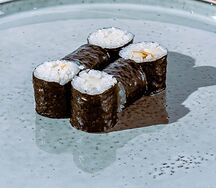 Ролл с копченым кальмаром