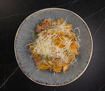 Теплый салат с беконом, куриным филе и сыром пармезан