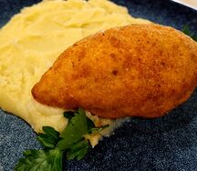 Котлета киевская с картофельным пюре