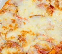 Пышная лепешка с разными колбасами и сыром