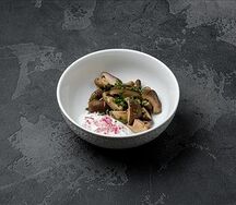 Грузди маринованные со сметаной и луком