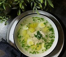 Бульон куриный с цыпленком и яйцом