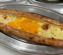 Пиде с сыром и яйцом