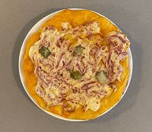 Пицца с колбасой и сыром