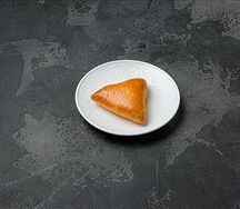 Пирожок с капустой и яйцом