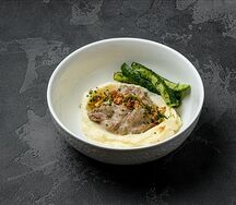 Бефстрогонов из мраморной телятины, картофельным пюре