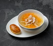 Консоме куриное с овощами и пирогом