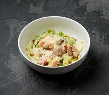 Хрустящий салат Романо, с цыпленком и итальянским соусом