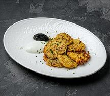 Драники со сметаной и черной икрой палтуса