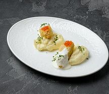 Котлеты щучьи со сливочным соусом, икрой и картофельным кремом