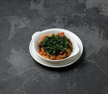 Куриная печень с кармелизированным луком и шпинатом
