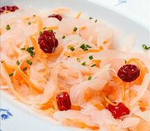 Капуста маринованная с клюквой и морковью
