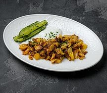 Картофель жаренный с грибами, сметаной и малосольными огурцыми