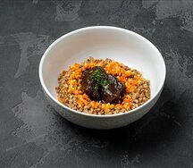 Томленая мраморная телятина с мясным соусом, рассыпчатой гречкой и овощами