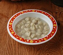 Пельмешки домашние с бульоном