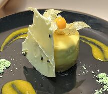 Торт Манго-маракуйя с белым шоколадом и соусом из манго