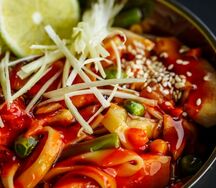 Wok с курицей, овощами и соусом Падтай