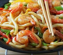 Wok с овощами, креветками и соусом Падтай