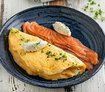 Омлет со слабосоленым лососем и сливочным сыром