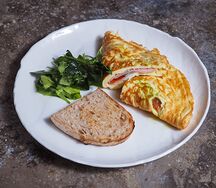 Омлет с ветчиной, запеченным перцем и сыром фета